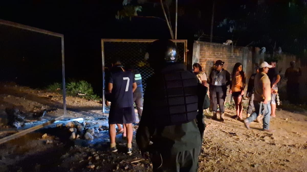 TURBA AGREDE Y EXPULSA A POLICÍAS DE YAPACANÍ