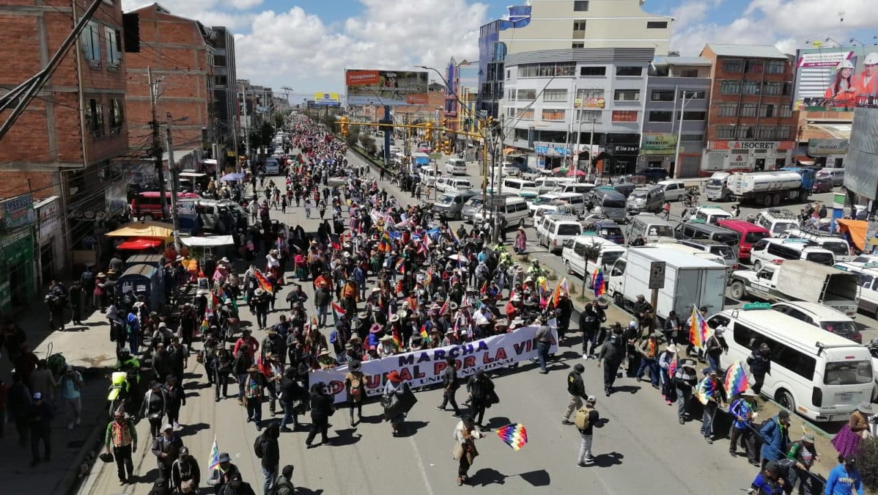 MARCHA DE SECTORES SOCIALES ‘EVISTAS’ LLEGA A EL ALTO Y LA POLICÍA RESGUARDA LA PLAZA MURILLO