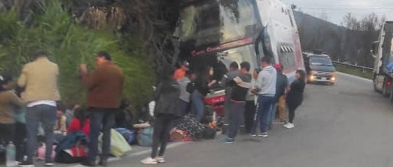 UN MUERTO Y VARIOS HERIDOS TRAS CHOQUE DE UN BUS CONTRA UNA PEÑA
