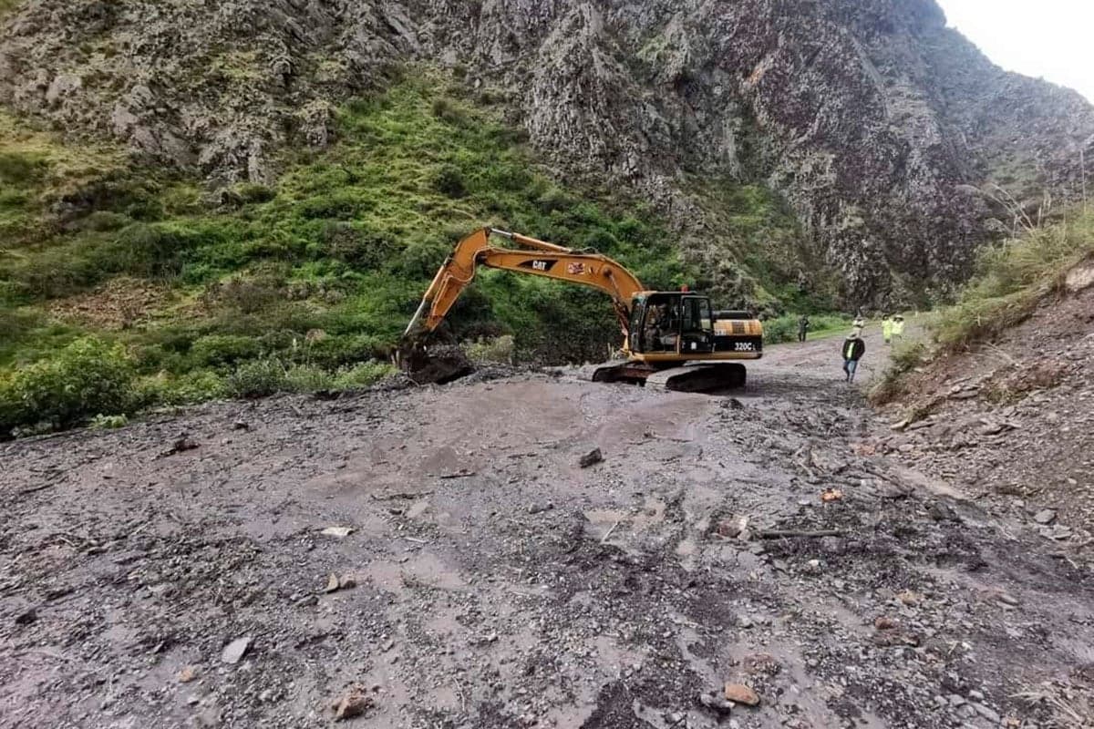 LLUVIAS SE LLEVAN PARTE DEL CAMINO A APOLO Y CHOFERES HACEN MANIOBRAS PARA LLEGAR A DESTINO
