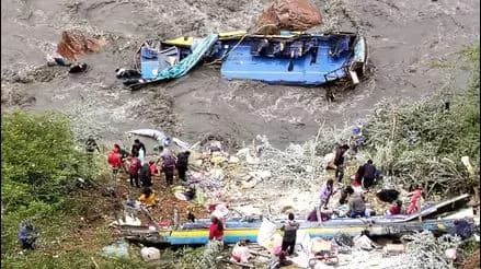 6 MUERTOS, 25 HERIDOS Y VARIOS DESAPARECIDOS TRAS CAER UN BUS A UN RÍO EN PERÚ