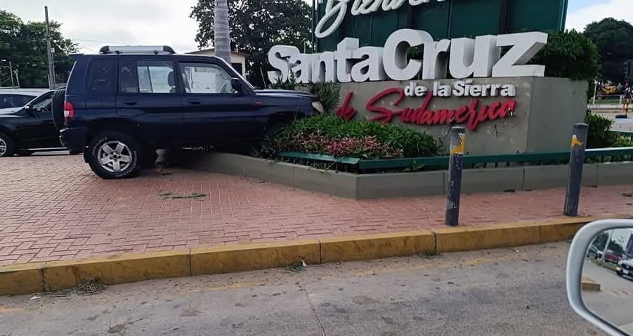 VEHÍCULO CHOCA CONTRA MURAL DE BIENVENIDA EN LA ZONA NORTE