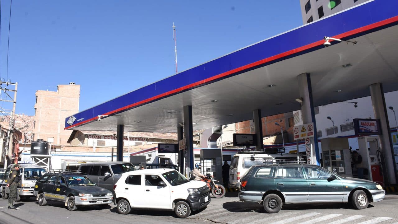 VUELVEN LAS FILAS POR COMBUSTIBLE Y LA PETROLERA ESTATAL LO ATRIBUYE A ESPECULACIÓN