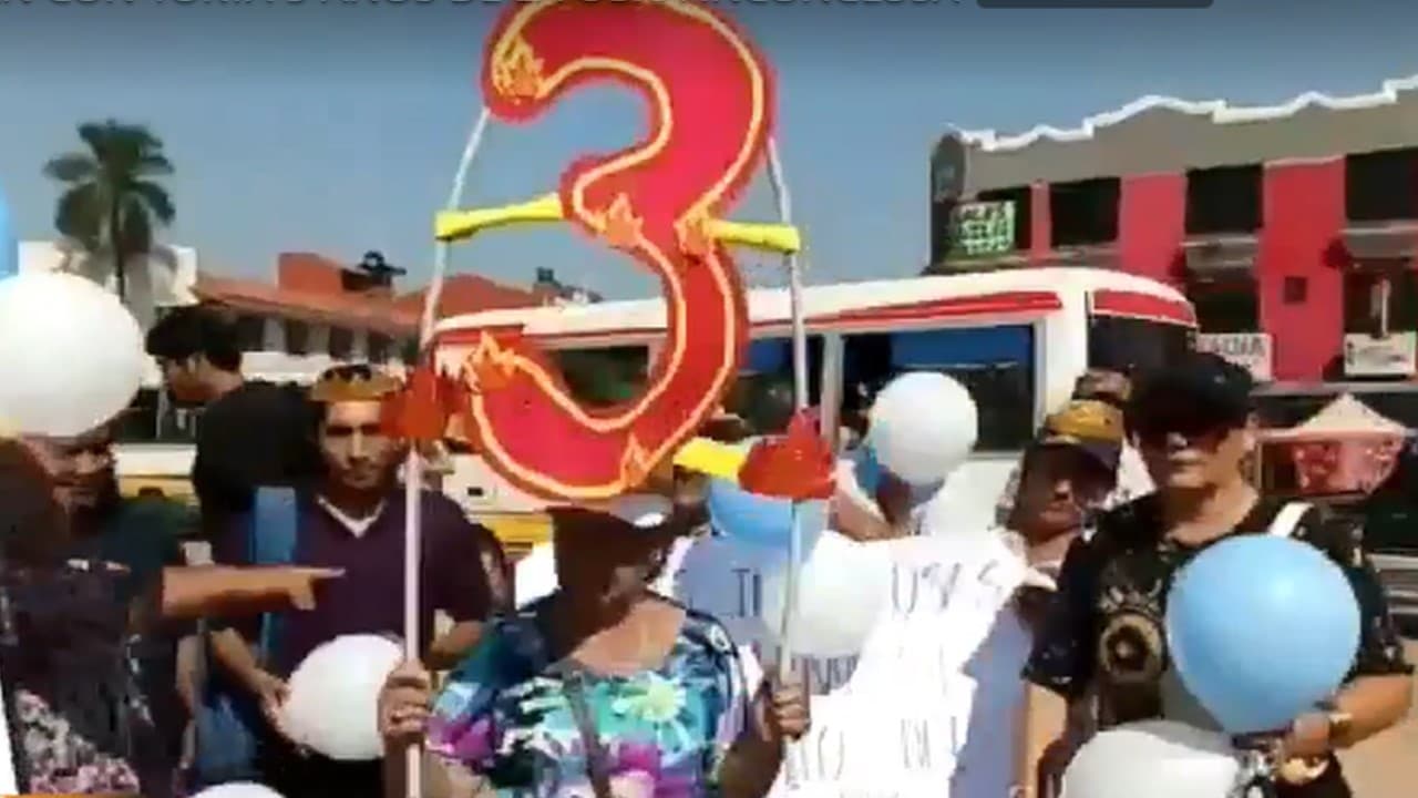 VECINOS CELEBRAN CON PIÑATA LOS 3 AÑOS DE UNA OBRA INCONCLUSA