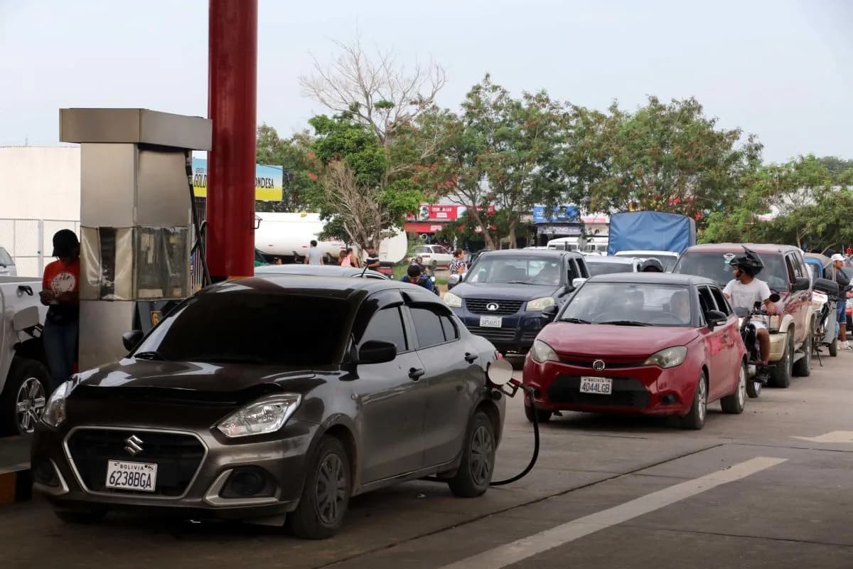REGRESAN LAS INTERMINABLES FILAS EN SURTIDORES POR FALTA DE COMBUSTIBLE