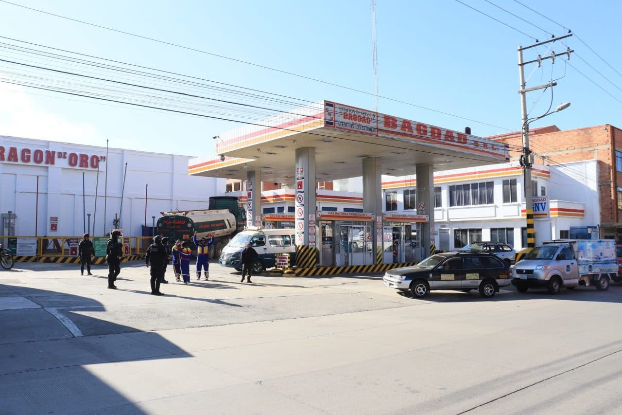 PERSISTEN LAS FILAS POR COMBUSTIBLES EN COCHABAMBA