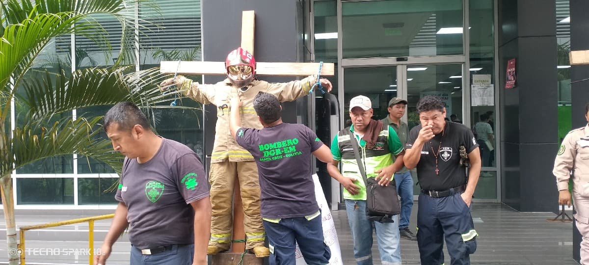 GENDARMES Y BOMBEROS RADICALIZAN PROTESTAS Y SE “CRUCIFICAN” EN LA QUINTA MUNICIPAL