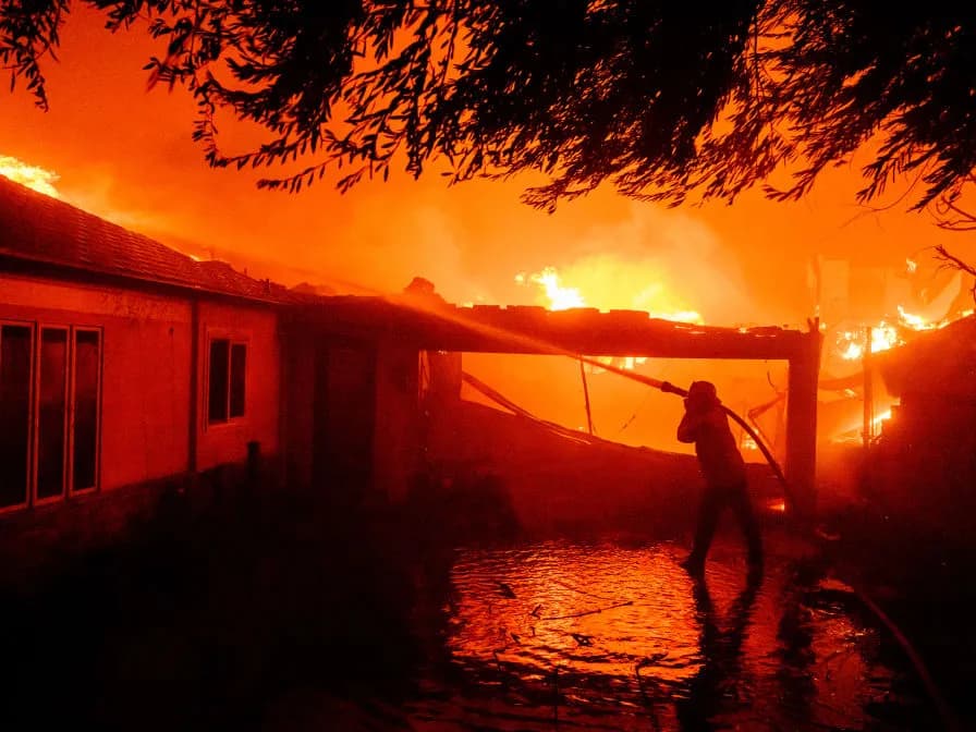 LOS ÁNGELES EN ALERTA MÁXIMA POR VIENTOS DE SANTA ANA QUE PODRÍAN AVIVAR UN NUEVO INFIERNO