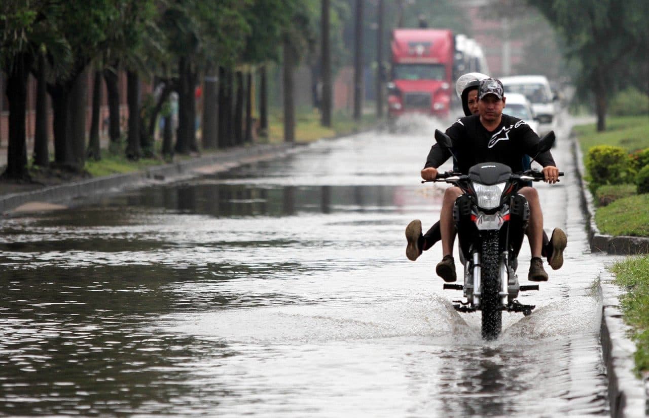 ALERTA DE LLUVIAS EN CINCO DEPARTAMENTOS Y AMENAZA POR DESBORDES DE RÍOS EN TODO EL PAÍS