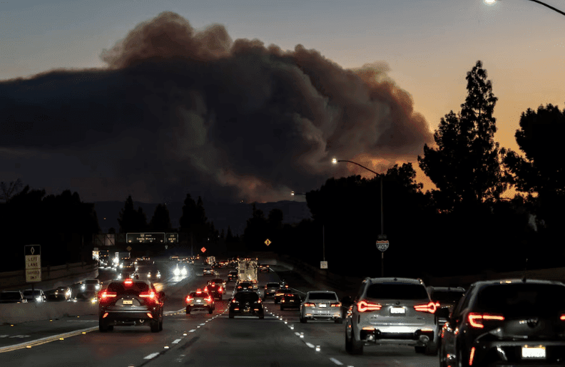 LOS ÁNGELES EMITIÓ NUEVA ORDEN DE EVACUACIÓN MIENTRAS EL FUEGO SE EXPANDE HACIA EL ESTE