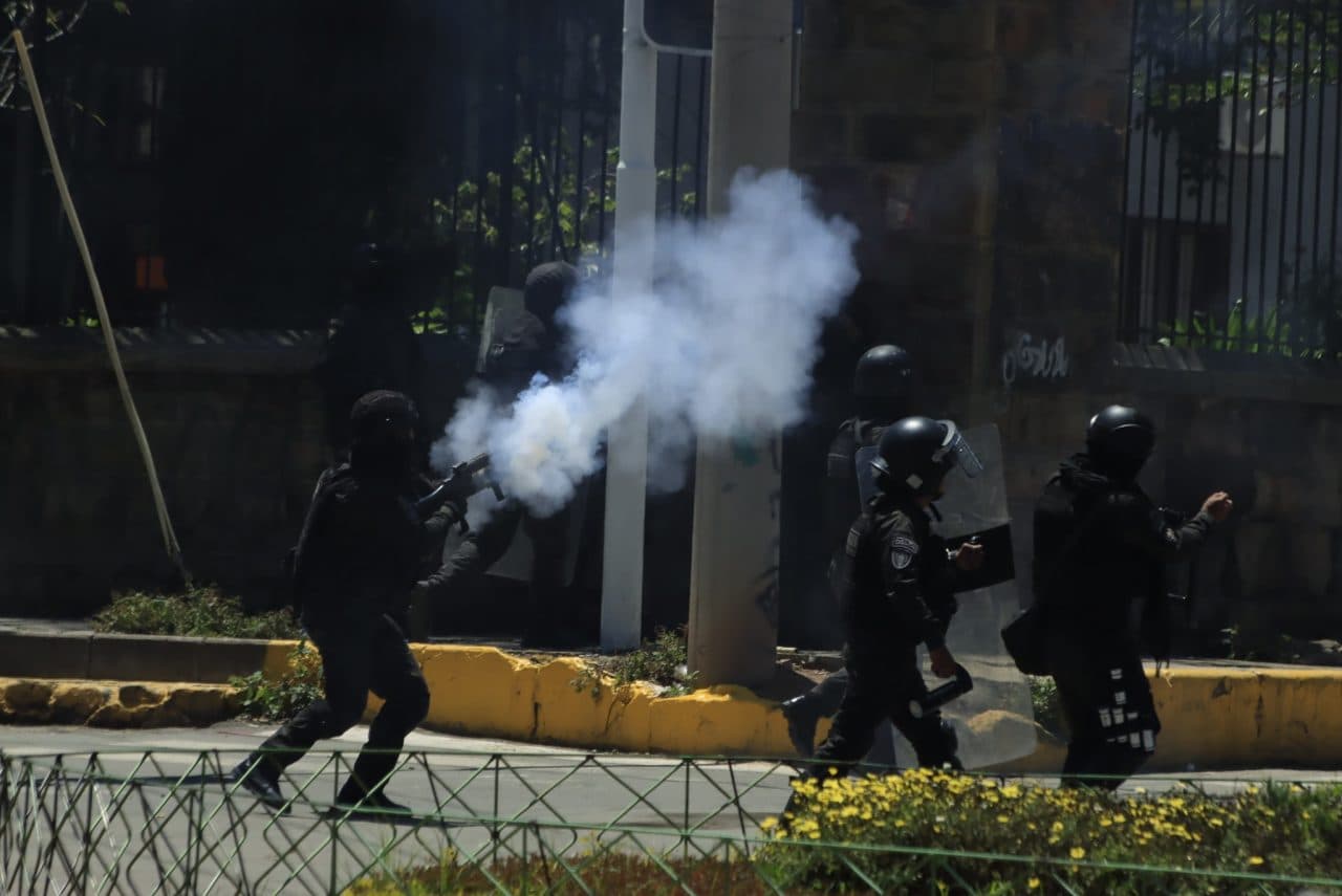 ENFRENTAMIENTOS ENTRE “EVISTAS” Y POLICÍA POR SEDE DE TRABAJADORES CAMPESINOS