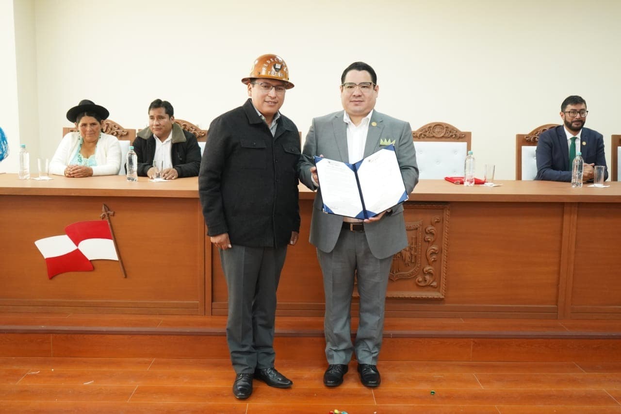 EL FISCAL GENERAL PARTICIPA EN IZA DE BANDERAS EN POTOSÍ Y RECIBE RECONOCIMIENTO