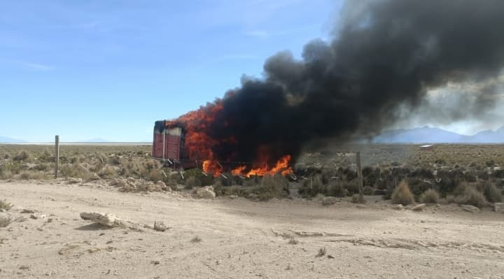 CAMIÓN CON ROPA USADA ES QUEMADO EN HUACHACALLA TRAS ENFRENTAMIENTO CON CONTRABANDISTAS