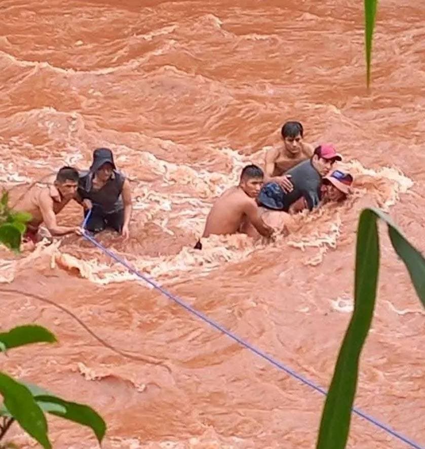 RIADA EN ALTO BENI ATRAPA A UNA FAMILIA, HAY UN BEBÉ DE OCHO MESES DESAPARECIDO