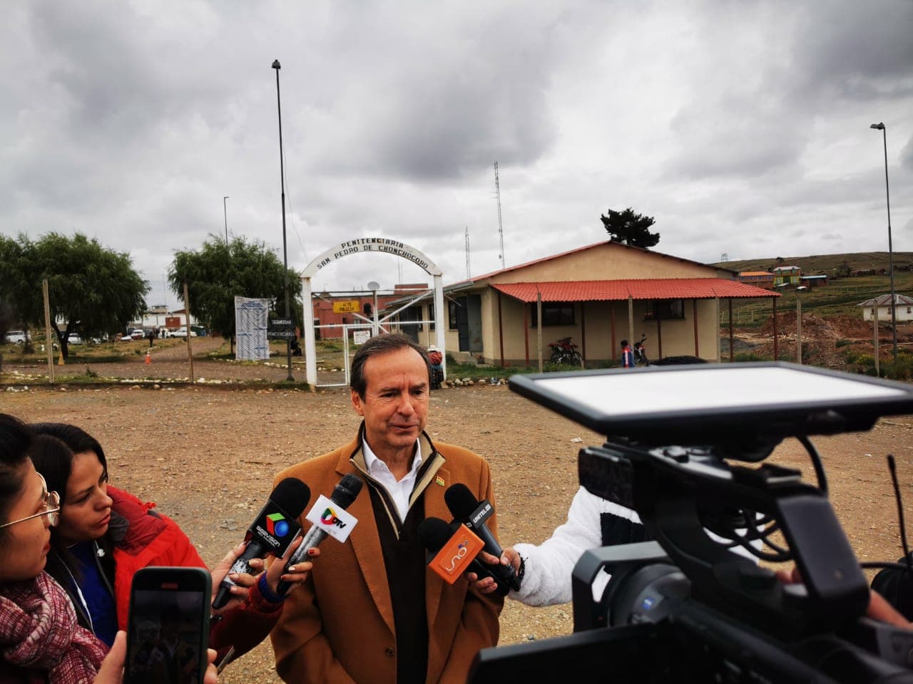 TUTO QUIROGA VISITA A LUIS FERNANDO CAMACHO EN CHONCHOCORO