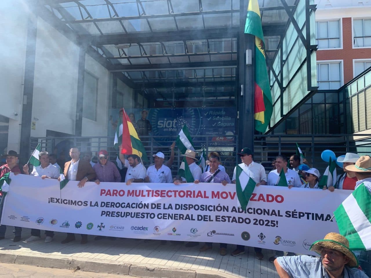 GREMIALES, EMPRESARIOS Y TRANSPORTISTAS RECORREN INSTITUCIONES DEL ESTADO EN SEÑAL DE PROTESTA