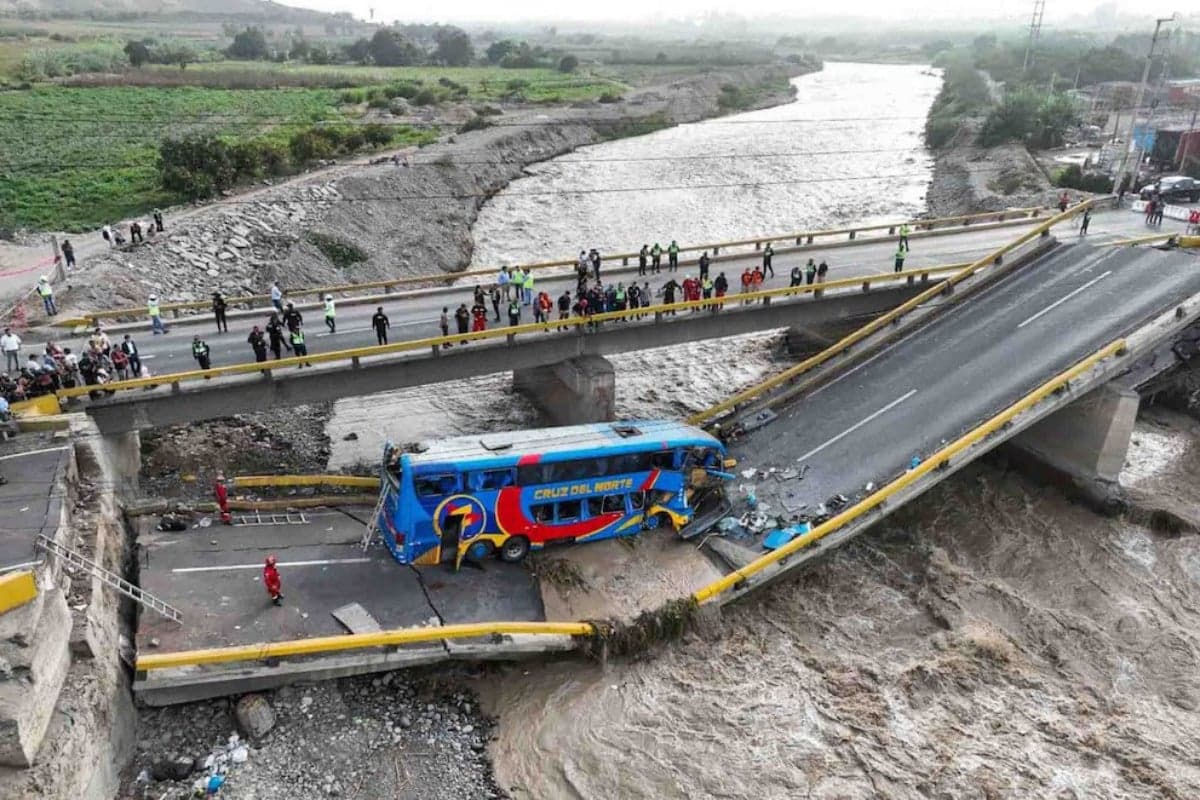 PUENTE SE PARTIÓ EN DOS DEJANDO MUERTOS Y HERIDOS EN PERÚ