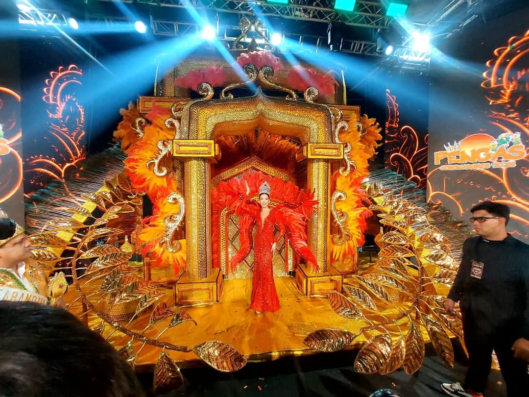 ARIANE I ES CORONADA COMO REINA DEL CARNAVAL CRUCEÑO