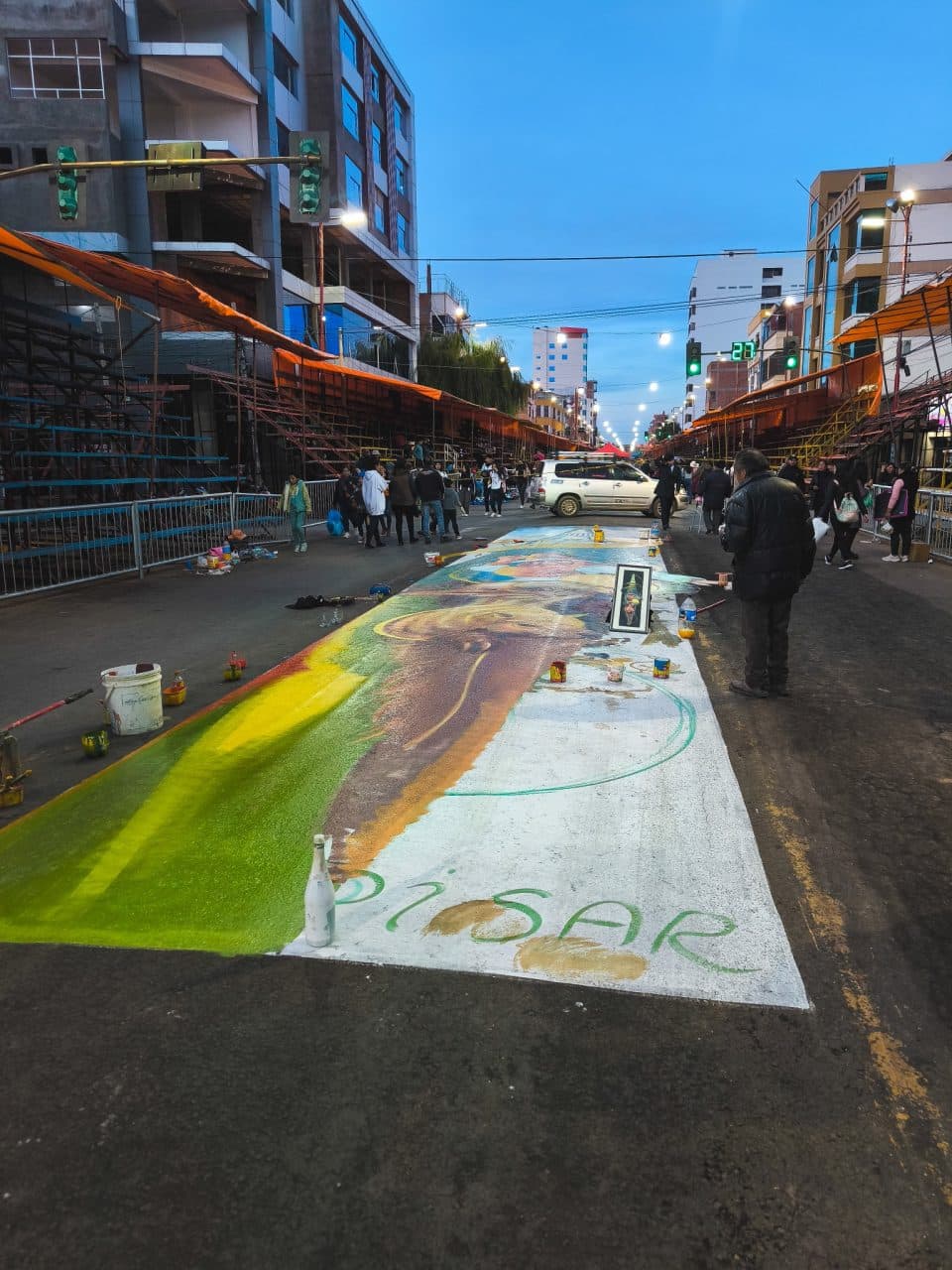 ARTISTAS INICIARON A PINTAR LOS “PISALES DEL CARNAVAL DE ORURO 2025”