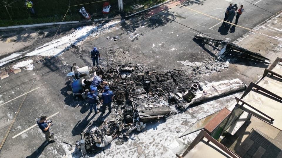 AVIONETA SE ESTRELLÓ EN CARRETERA DE BRASIL HAY DOS FALLECIDOS S Y UN HERIDO