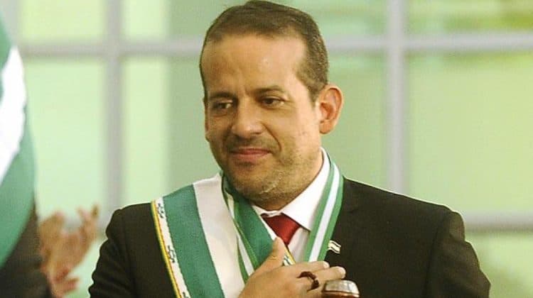 GOBERNADOR ELECTO FELICITA A SANTA CRUZ DESDE LA CÁRCEL DE CHONCHOCORO