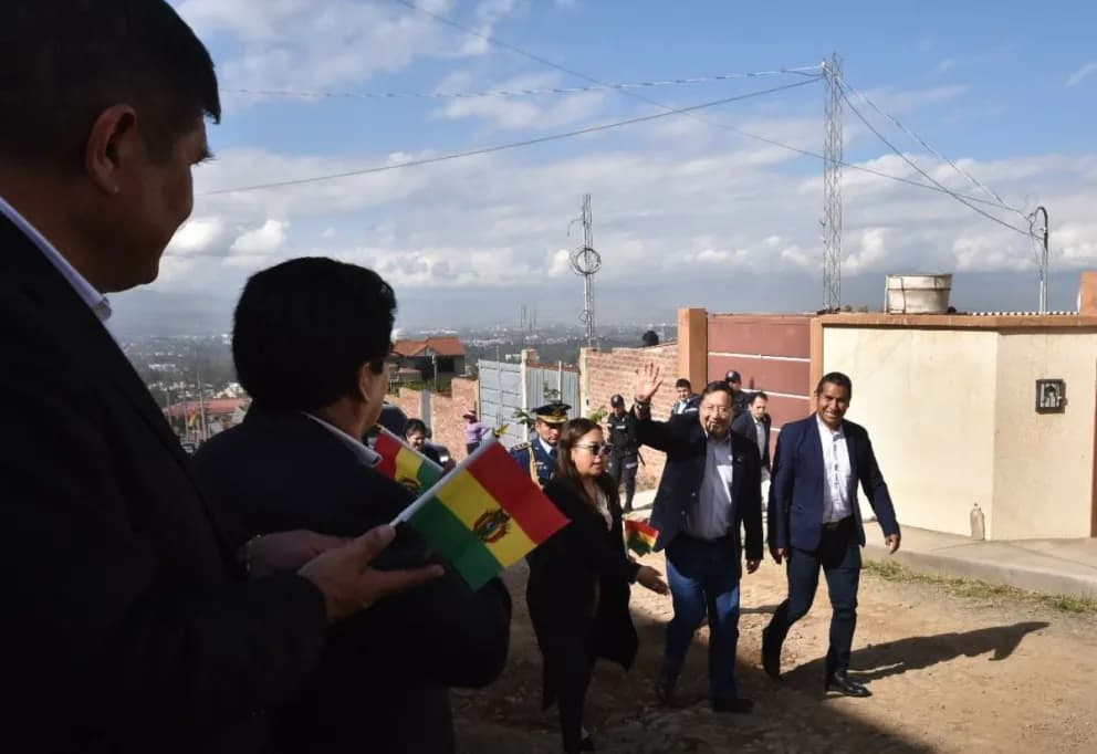 LANZAN PIEDRAS A LA CARAVANA DE SEGURIDAD DE ARCE EN COCHABAMBA, HAY DOS DETENIDAS