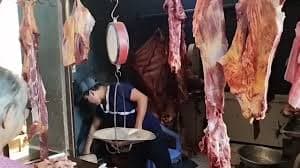 FRIALERO VENDE CARNE A PRECIO JUSTO Y CON BUEN HUMOR EN EL MERCADO CENTRAL DE RIBERALTA