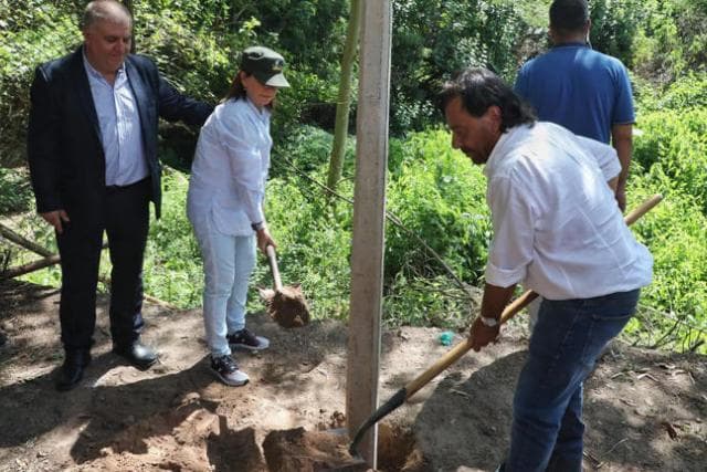 BULLRICH COLOCA LA PRIMERA COLUMNA DEL CERCO EN LA FRONTERA ENTRE ARGENTINA Y BOLIVIA