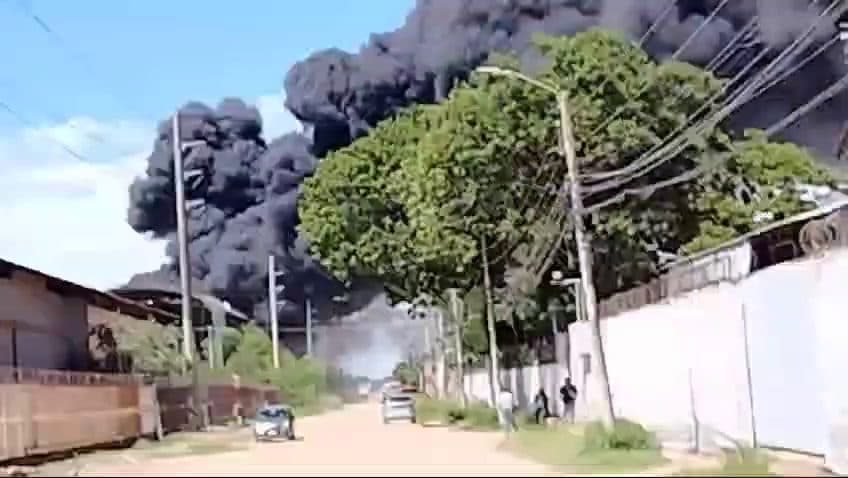 INCENDIO DE MAGNITUD EN EL CUARTO ANILLO PARQUE INDUSTRIAL