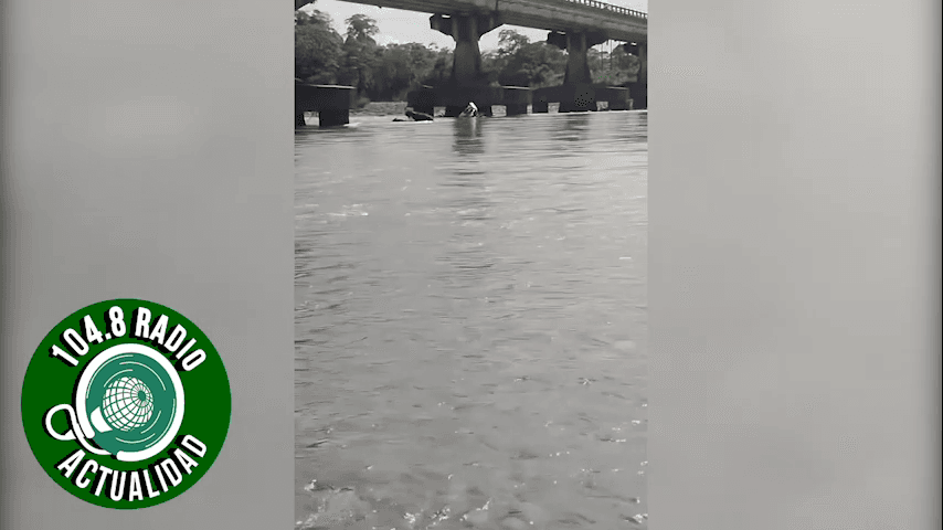CAMIÓN CAYÓ AL RÍO CHIMORÉ TRAS IMPACTO FRONTAL CON OTRO VEHÍCULO