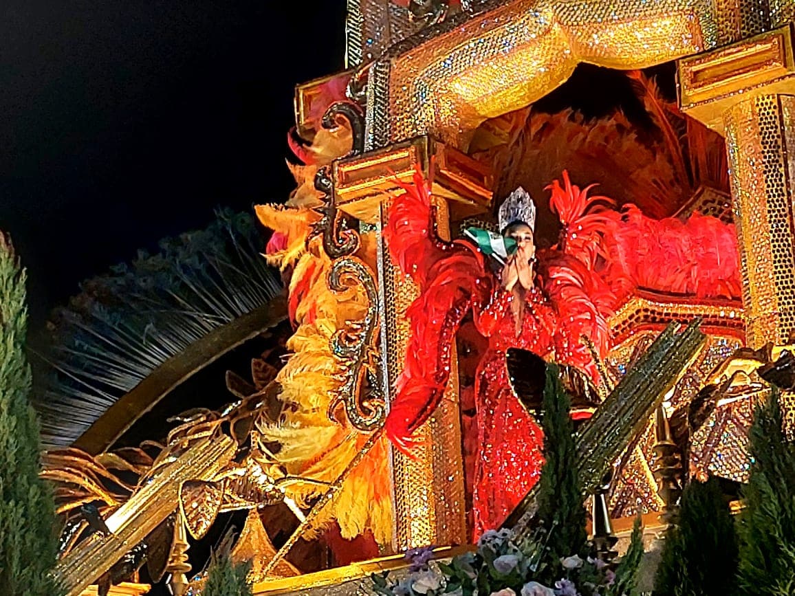 ARIANE I Y LOS PENGAS BRILLAN EN EL CORSO CRUCEÑO 2025 Y DAN INICIO AL CARNAVAL