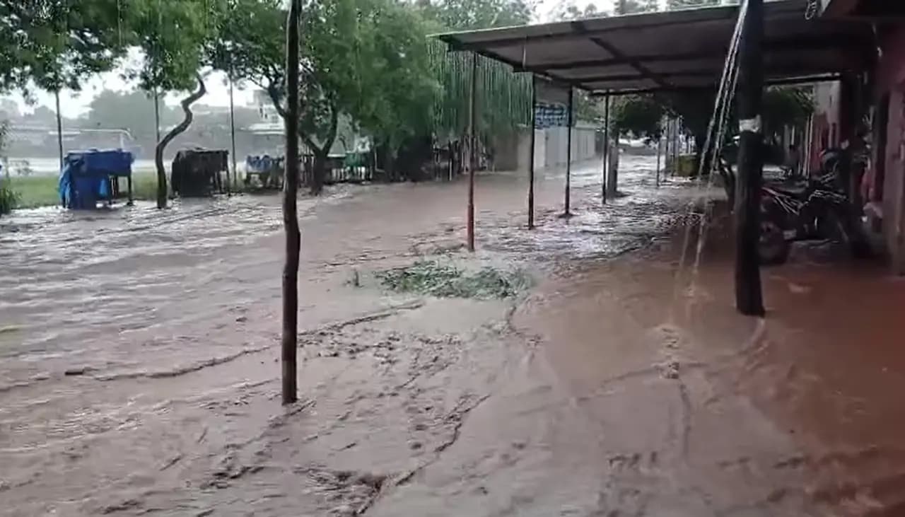 INTENSA LLUVIA DEJA CALLES INUNDADAS EN YACUIBA