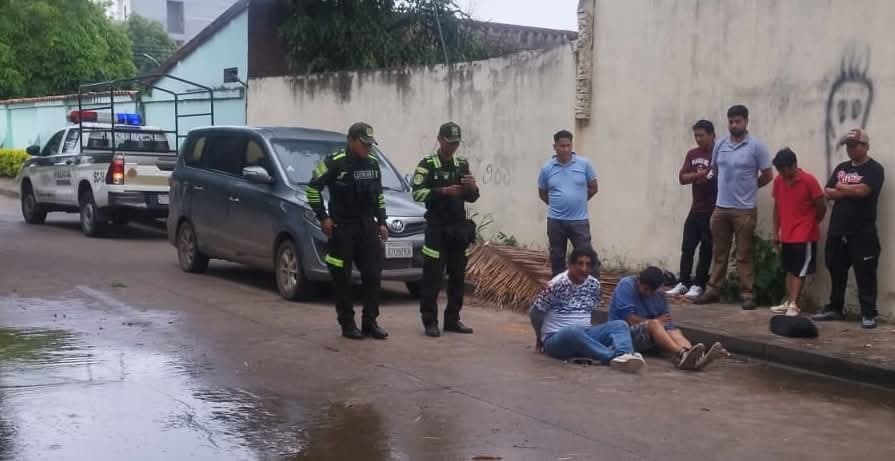 DELINCUENTES CAEN DE SU MOTO POR HUIR TRAS ROBO