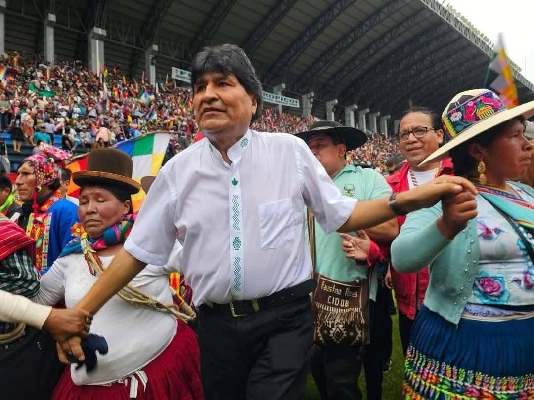 EVO SE RODEA DE SEGUIDORES Y PARTICIPA EN CONGRESO DE VILLA TUNARI
