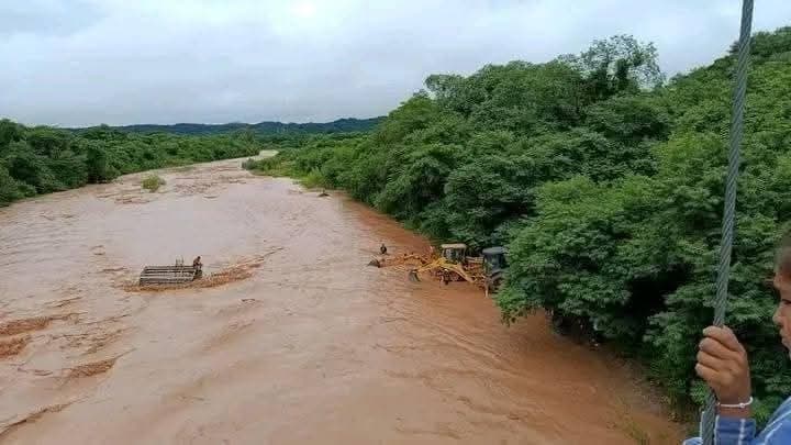 RESCATAN A CAMIÓN QUE QUEDO ATRAPADO EN EL RIO PIRAÍ