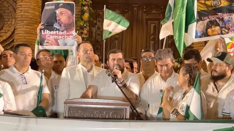 CÍVICOS MARCHAN Y ADVIERTEN QUE ESTARÁN EN LAS CALLES SI NO RESUELVEN LA FALTA DE COMBUSTIBLE