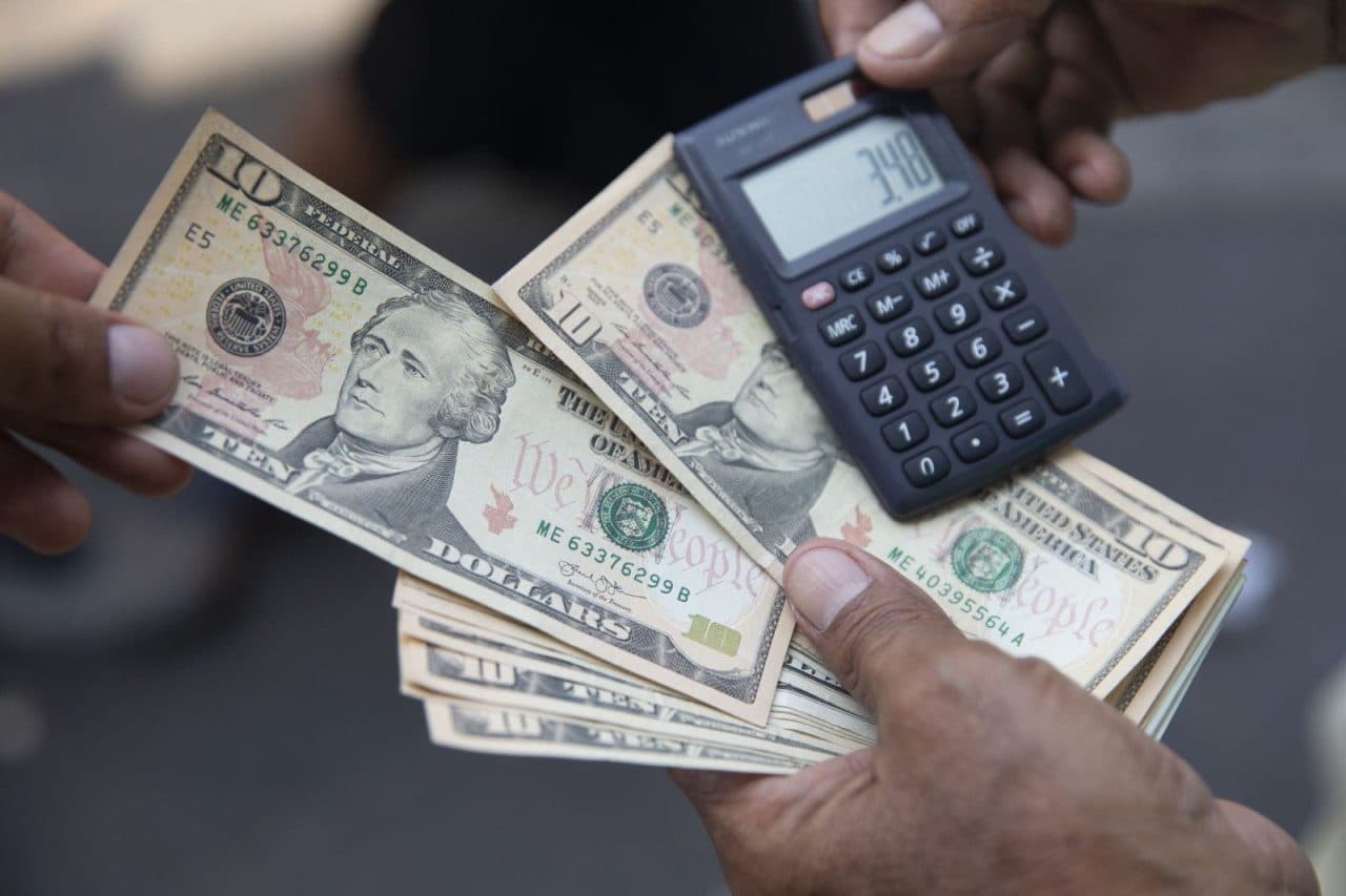 DÓLAR PARALELO SE DISPARA A BS 12 EN BOLIVIA