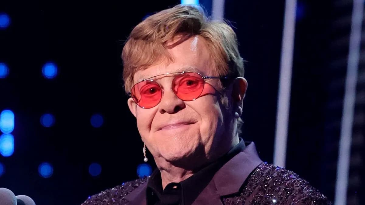 ELTON JOHN YA NO PUEDE FIRMAR AUTÓGRAFOS DEBIDO A SU DETERIORO VISUAL