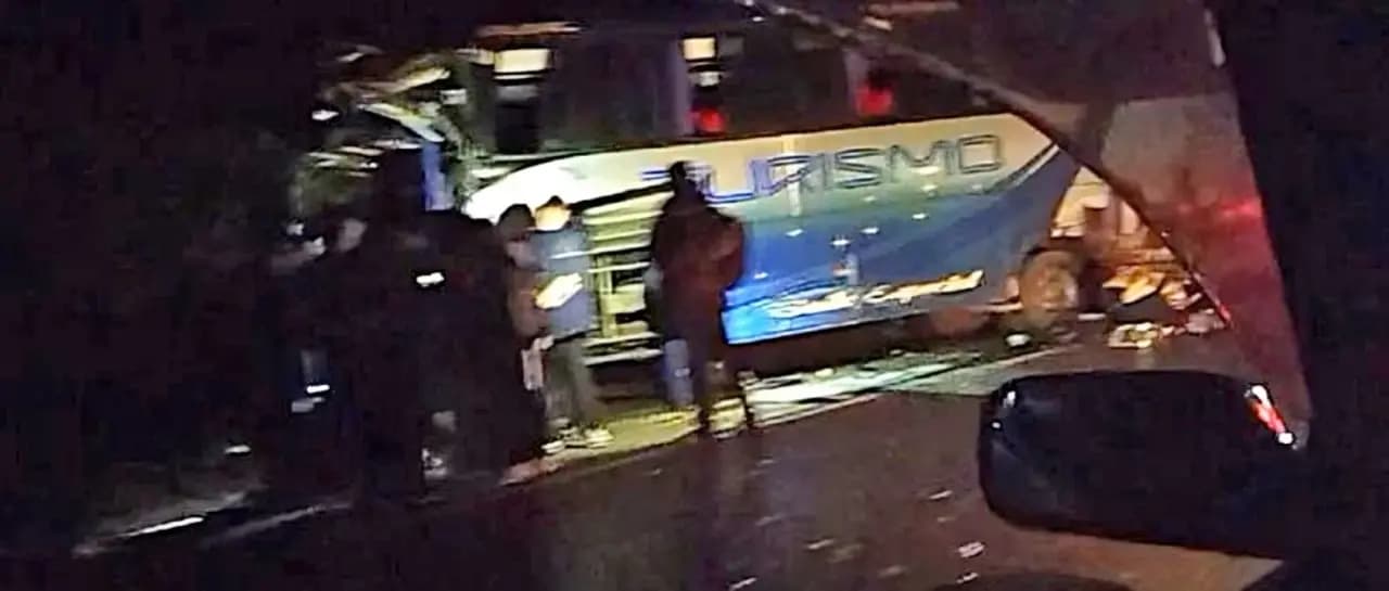 SEIS HERIDOS DEJA EL CHOQUE DE UN BUS CON OTRO VEHÍCULO EN CARRETERA SUCRE CON POTOSÍ