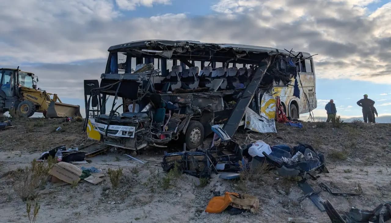COLISIÓN ENTRE BUSES DEJA VARIOS FALLECIDOS Y HERIDOS EN UYUNI