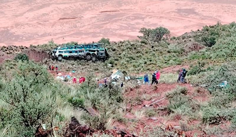 UN BUS SE EMBARRANCA TRAS SER EMBESTIDO POR UNA VAGONETA EN POTOSÍ