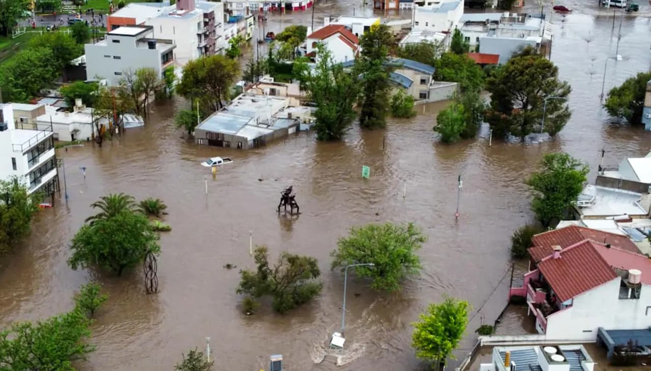 DIEZ MUERTOS POR INUNDACIONES EN BAHÍA BLANCA