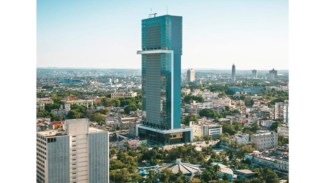 EL POLÉMICO HOTEL MÁS ALTO DE CUBA ES INAUGURADO ENTRE CRÍTICAS Y CON HERMETISMO