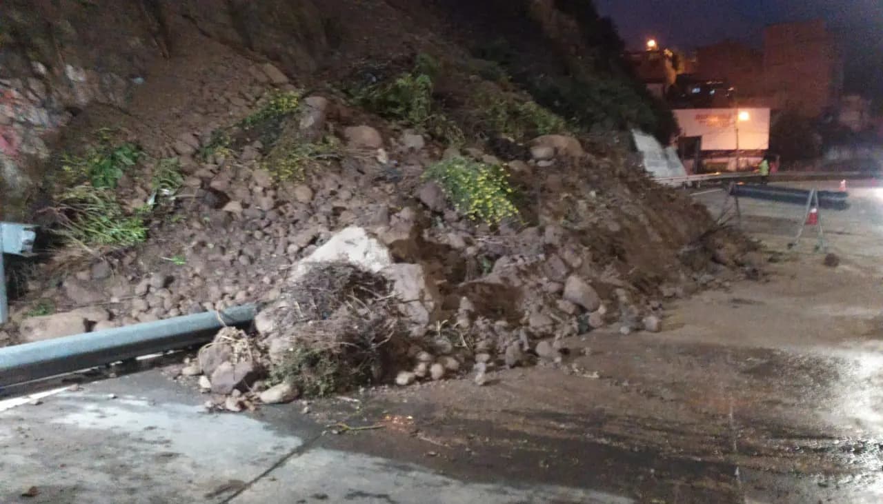 EVACÚAN VIVIENDAS POR “MOVIMIENTO ACTIVO” DE TIERRAS EN LA PAZ