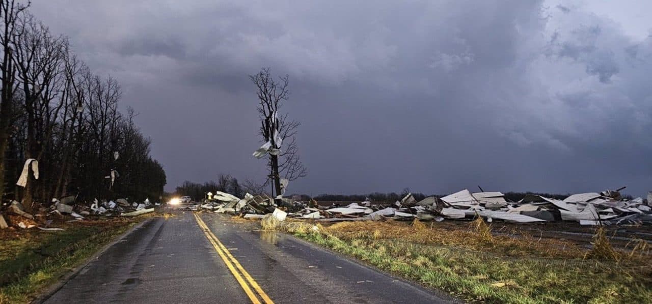 ALERTA EN EL ESTE DE ESTADOS UNIDOS TRAS SERIE DE TORNADOS, VIENTOS E INCENDIOS