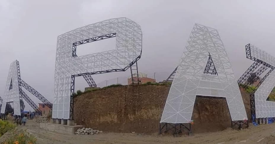 CH’ALLA DEL NUEVO MIRADOR CON EL LETRERO “ LA PAZ AL ESTILO HOLLYWOOD