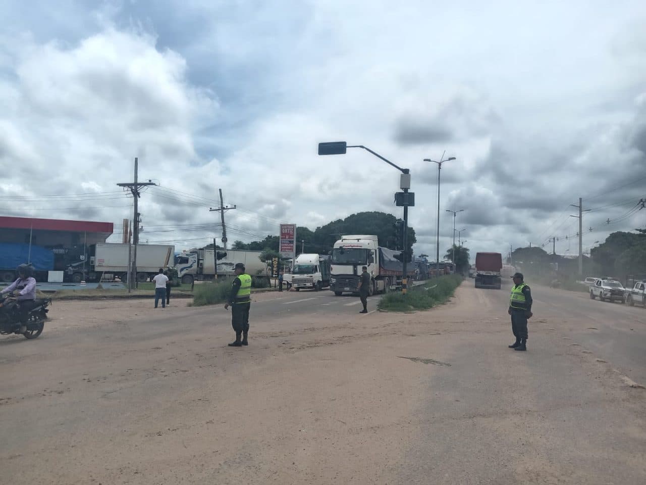 MOTOTAXISTAS LEVANTAN BLOQUEO TRAS LLEGAR A ACUERDO CON LA ANH
