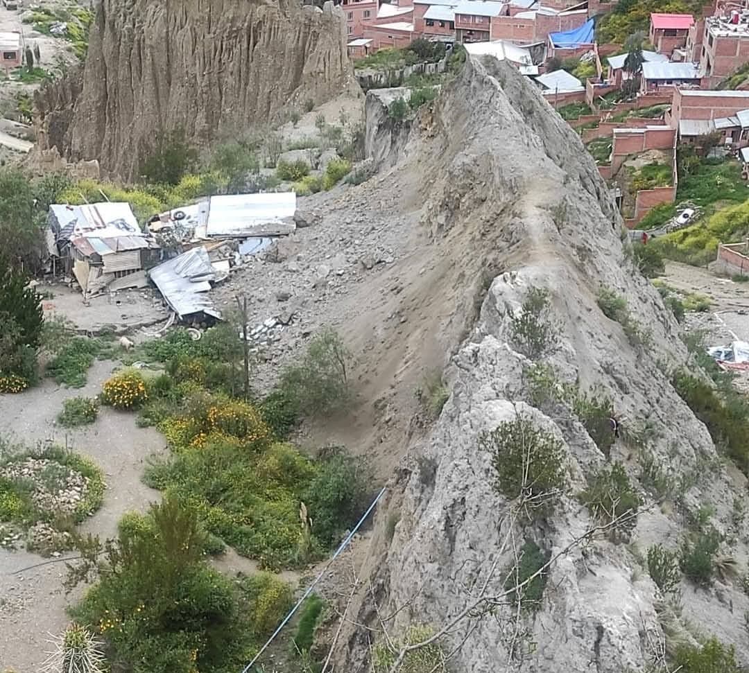 DOS CASAS SON SEPULTADAS POR UN TALUD QUE COLAPSÓ EN LLOJETA