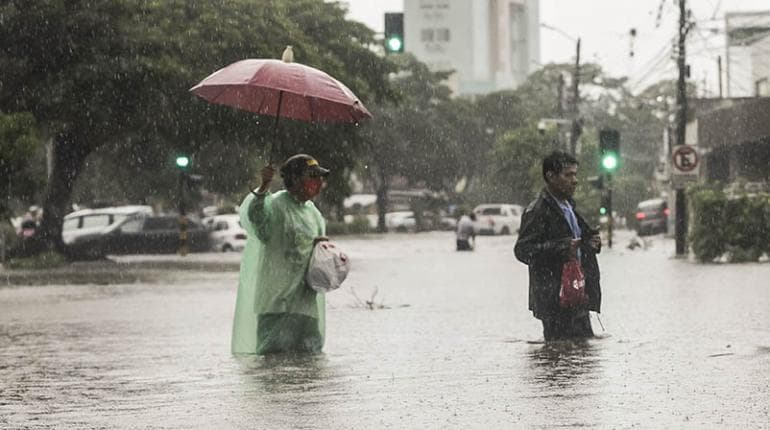 INTENSA LLUVIA SOBRE SANTA CRUZ DEJA POCOS MICROS, CALLES INUNDADAS Y AUSENTISMO ESCOLAR