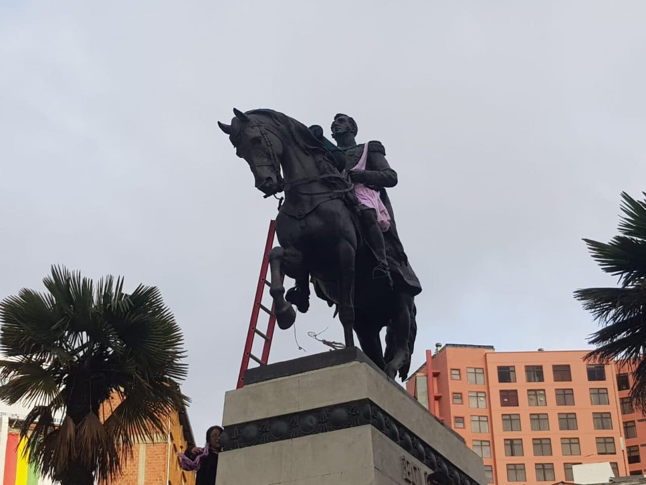 MUJERES CREANDO PONEN MANDIL A ANTONIO JOSÉ DE SUCRE